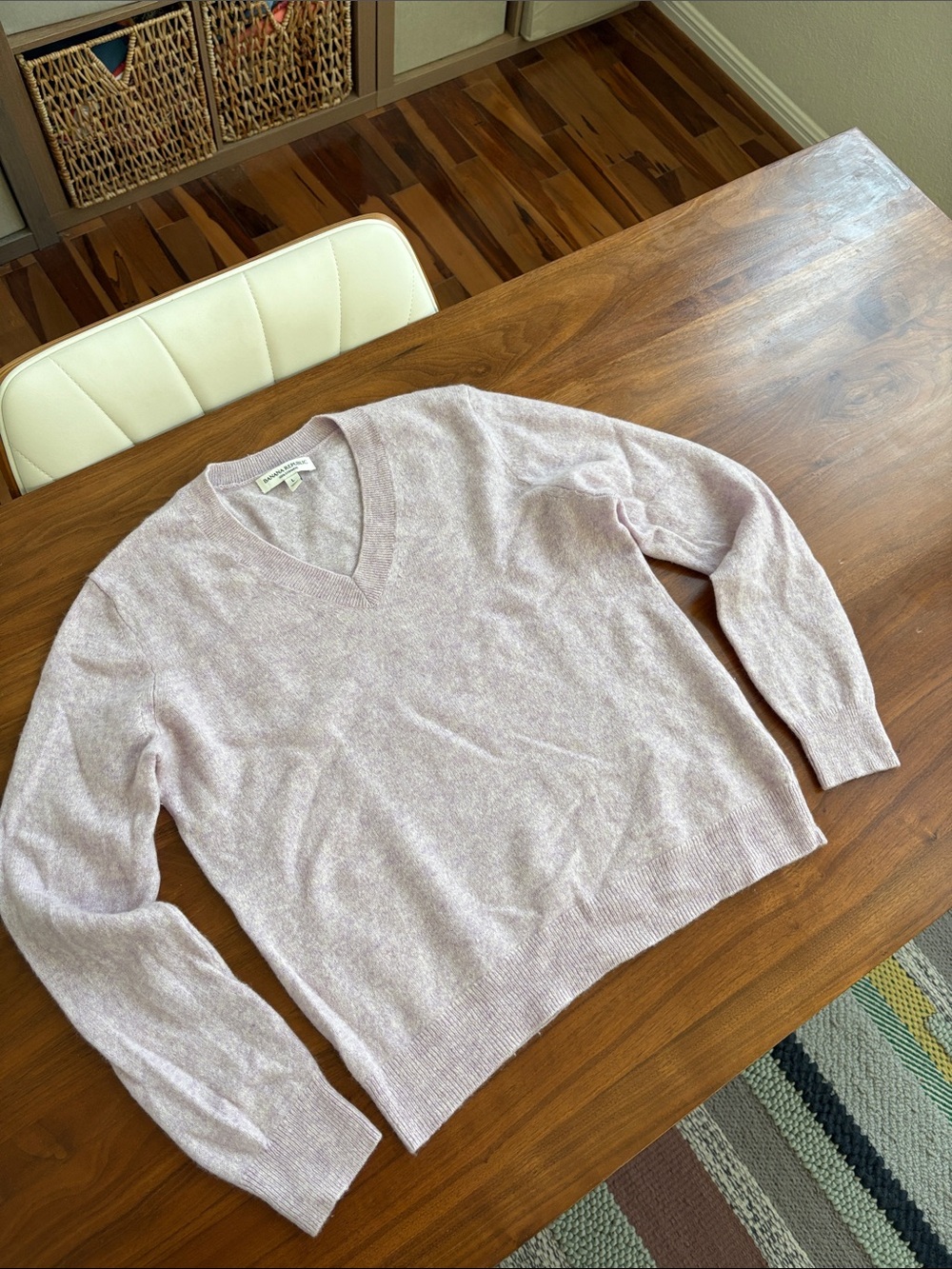 Banana Republic LIGHTWEIGHT CASHMERE V-NECK SWEATER Size Large - Picture 3 of 7